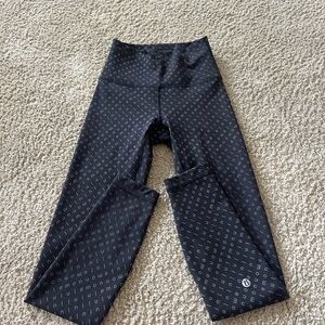 Lululemon Black Leggings with Geometric Pattern and Stretch Fabric